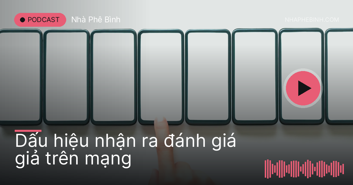 Nhiều điện thoại màn hình trống xếp hàng trên bàn, bàn tay chỉ vào