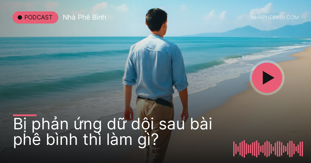 Người đàn ông đi bộ thư thả trên bờ biển buổi sáng, điện thoại cất trong túi